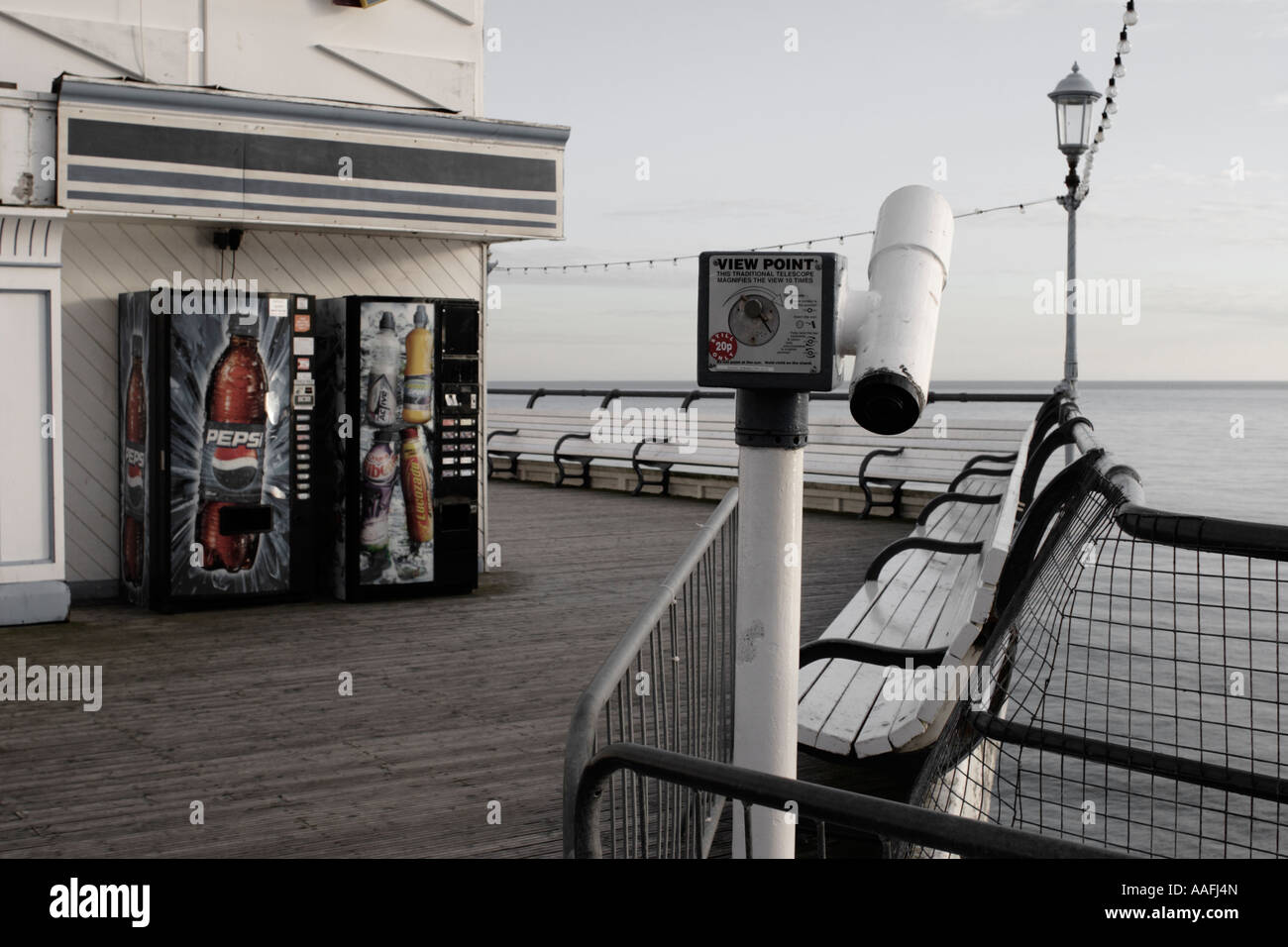Parte di Eastbourne Pier con il punto di vista a gettone telescopio e soft drink distributori automatici Foto Stock