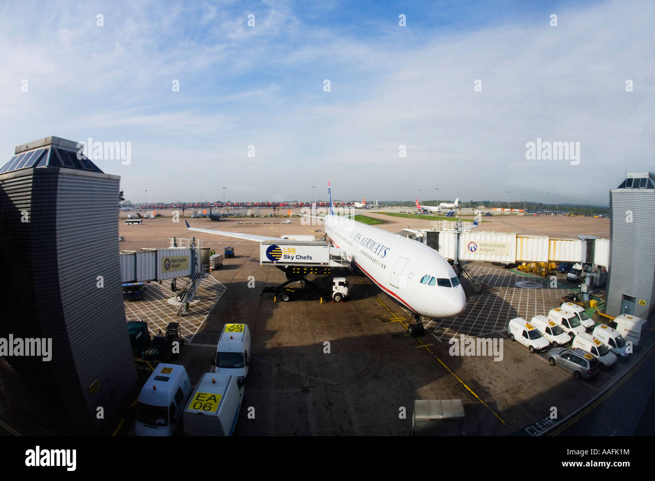 Manchester REGNO UNITO Airport Terminal 2 Due con noi U S Airways jet del passeggero aereo aereo aereo essendo caricati Foto Stock