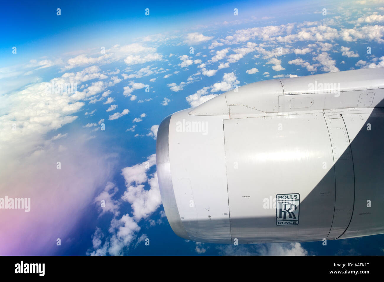 Rolls Royce aero engine sul volo transatlantico jet passeggero aereo aereo aereo con il mare Foto Stock