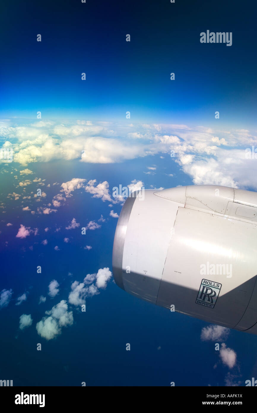 Rolls Royce aero engine sul volo transatlantico jet passeggero aereo aereo aereo con oceano Atlantico al di sotto di Foto Stock