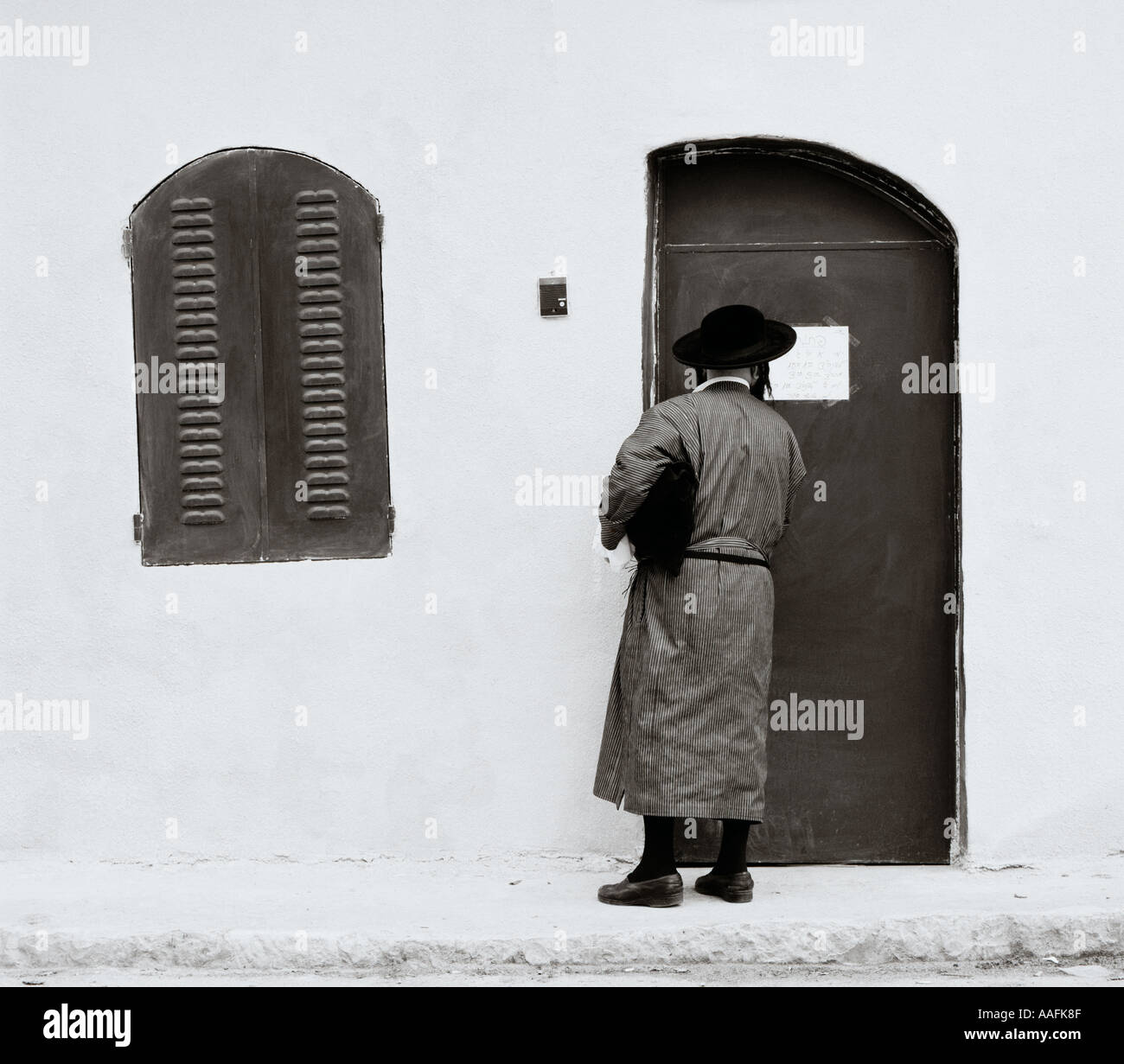 Giudeo religiosa di uomini in ultra ortodosso ebreo Hasidic quartiere di Mea Shearim a Gerusalemme in Israele Palestina nel Medio Oriente. Il giudaismo Foto Stock