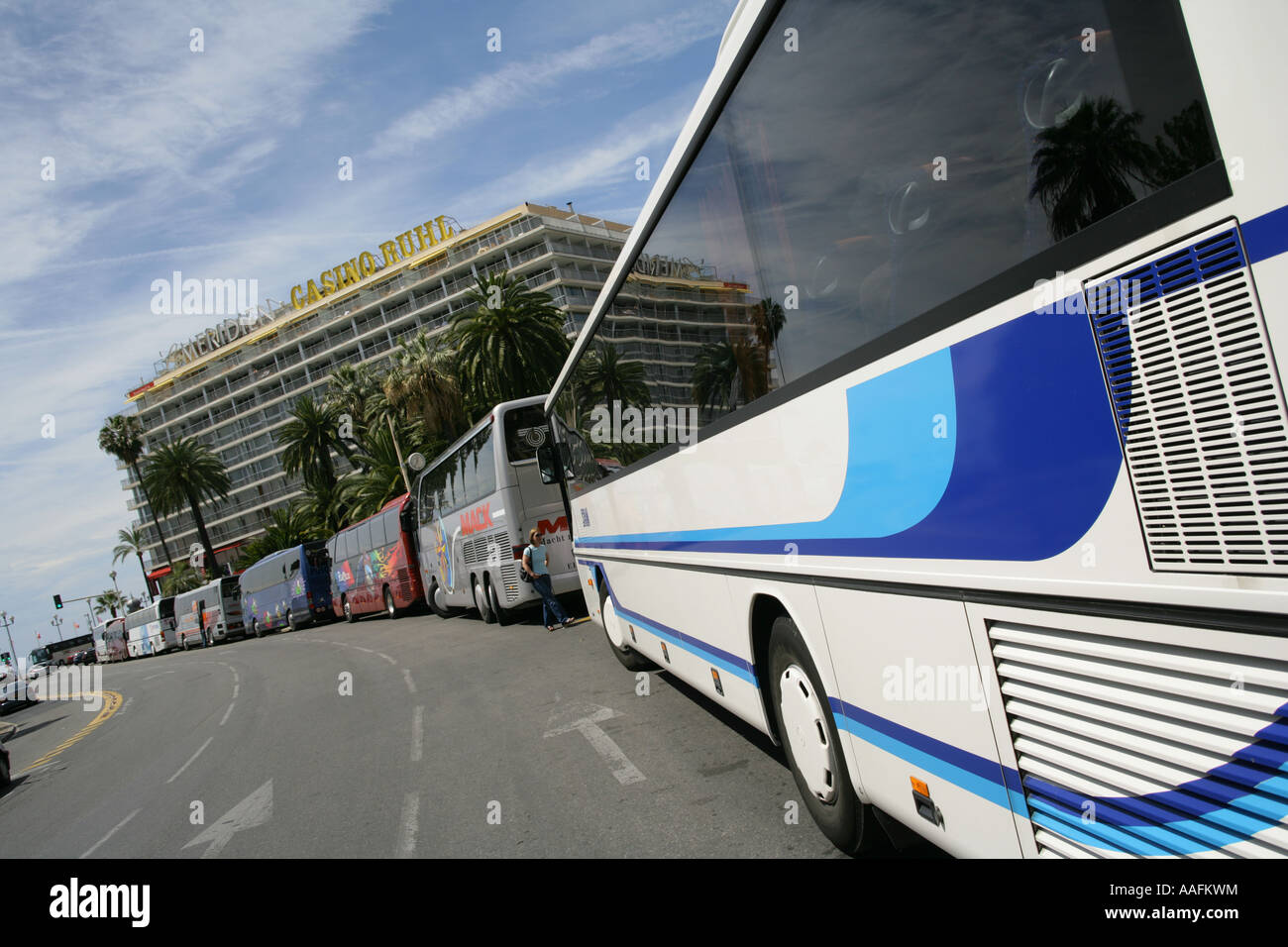 I turisti allenatori parcheggiata vicino al Meridien Hotel e Casino Ruhl, Nice, Francia Foto Stock