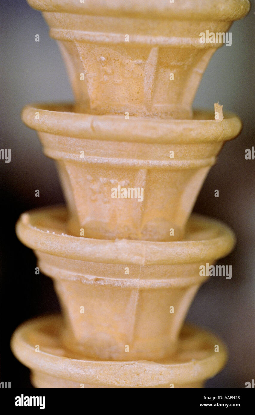 Coni gelato con gelato e forse un 99 in scaglie come ben Foto Stock