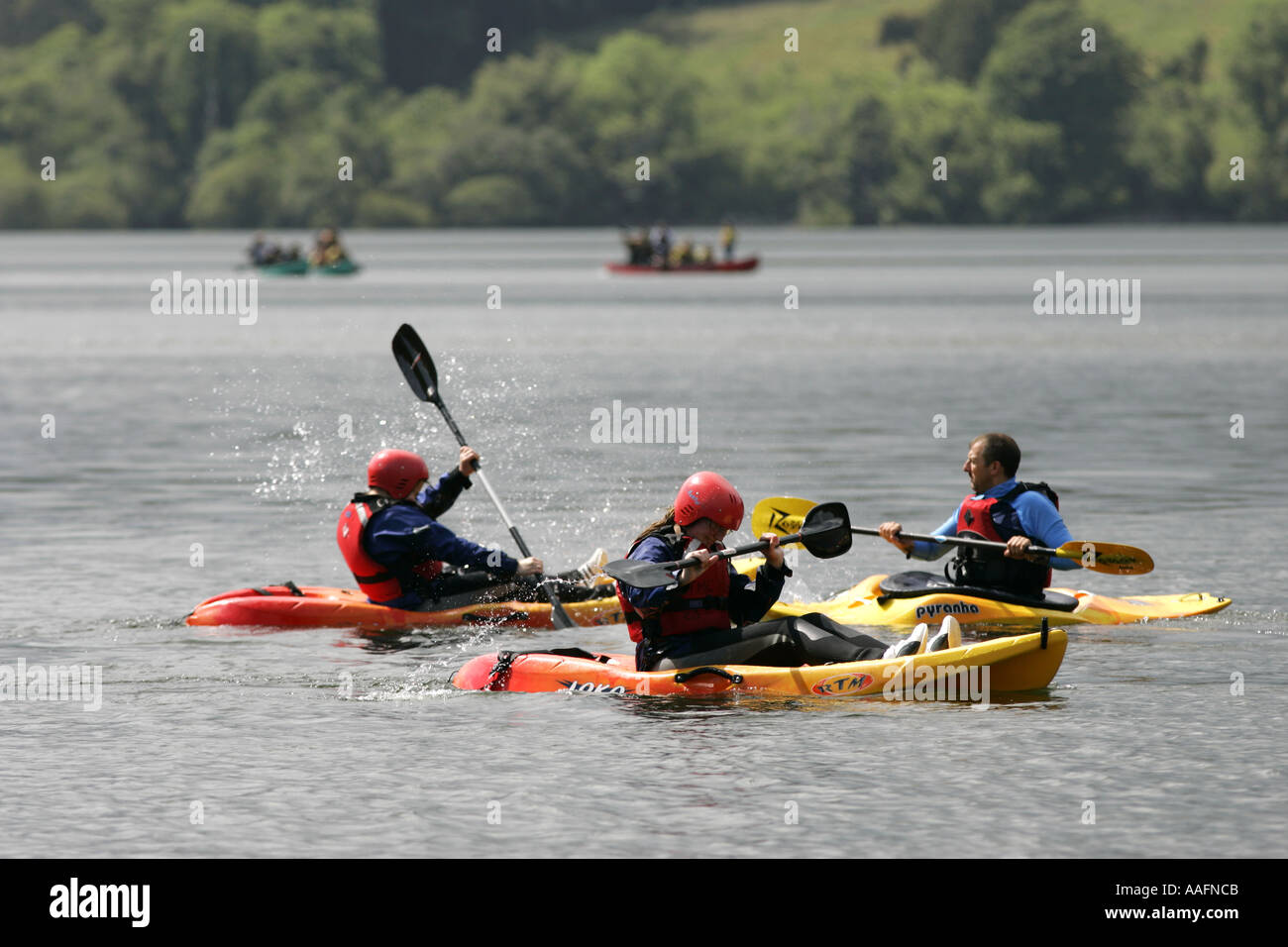 Il gruppo giovanile kayak e canottaggio sul lago di castlewellan contea di Down Irlanda del Nord Foto Stock Il gruppo giovanile kayak e canottaggio sul lago di castlewellan contea di Down Irlanda del Nord Foto Stock
