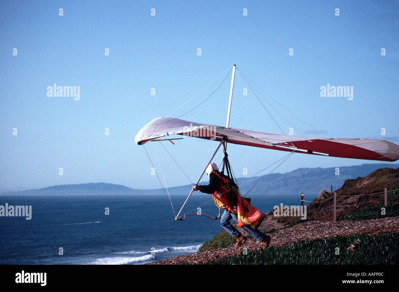 16498 deltaplano prende il largo dalla parte superiore del cllff sulla spiaggia e Oceano Pacifico Fort Funston Golden Gate National Recreation sono Foto Stock