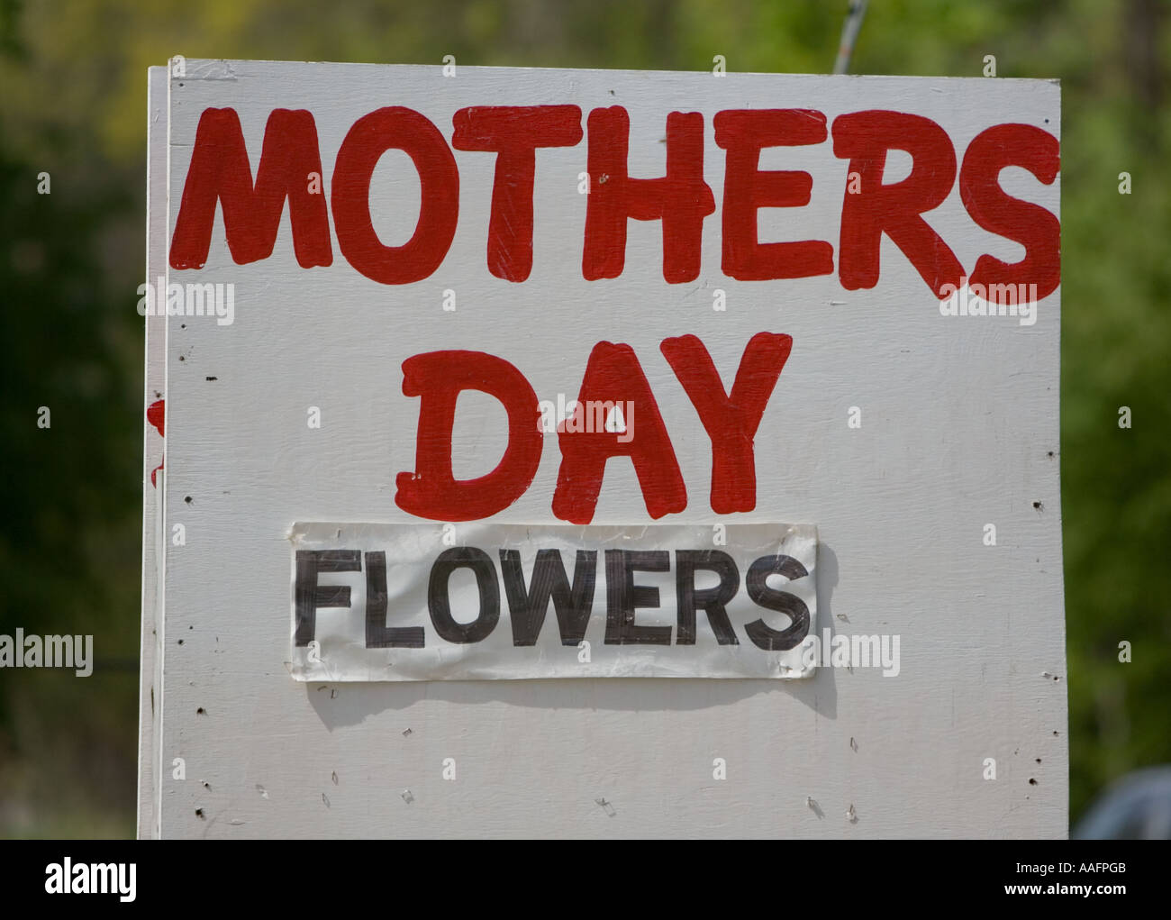 Segno a una bancarella per la strada che vendono fiori per la Festa della mamma Foto Stock