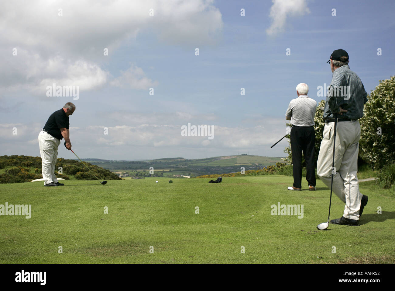 Gli amanti del golf circa al tee off a Scrabo Golf Club Newtownards contea di Down Irlanda del Nord Foto Stock