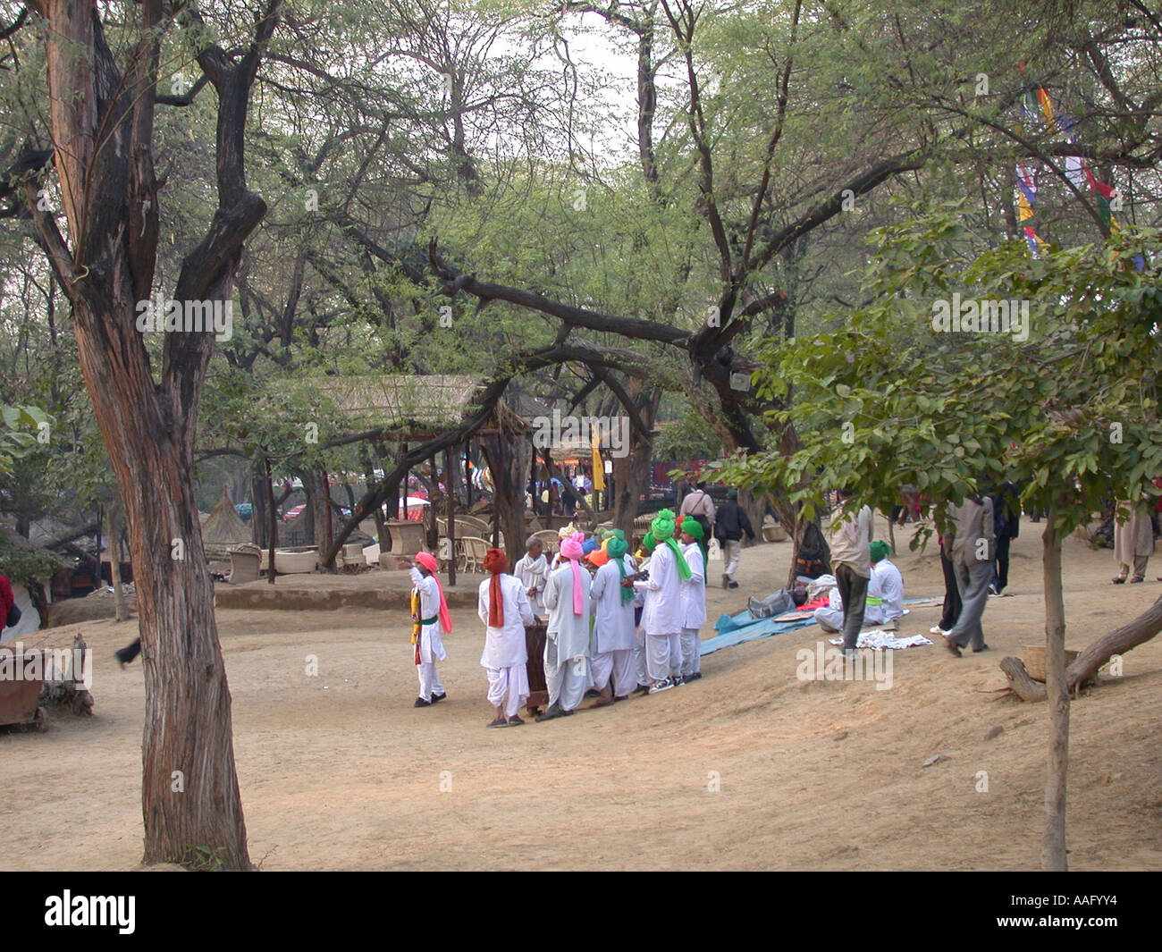 Un gruppo di artisti folk che suonano diversi strumenti, il Maharashtra India contemporaneo Foto Stock