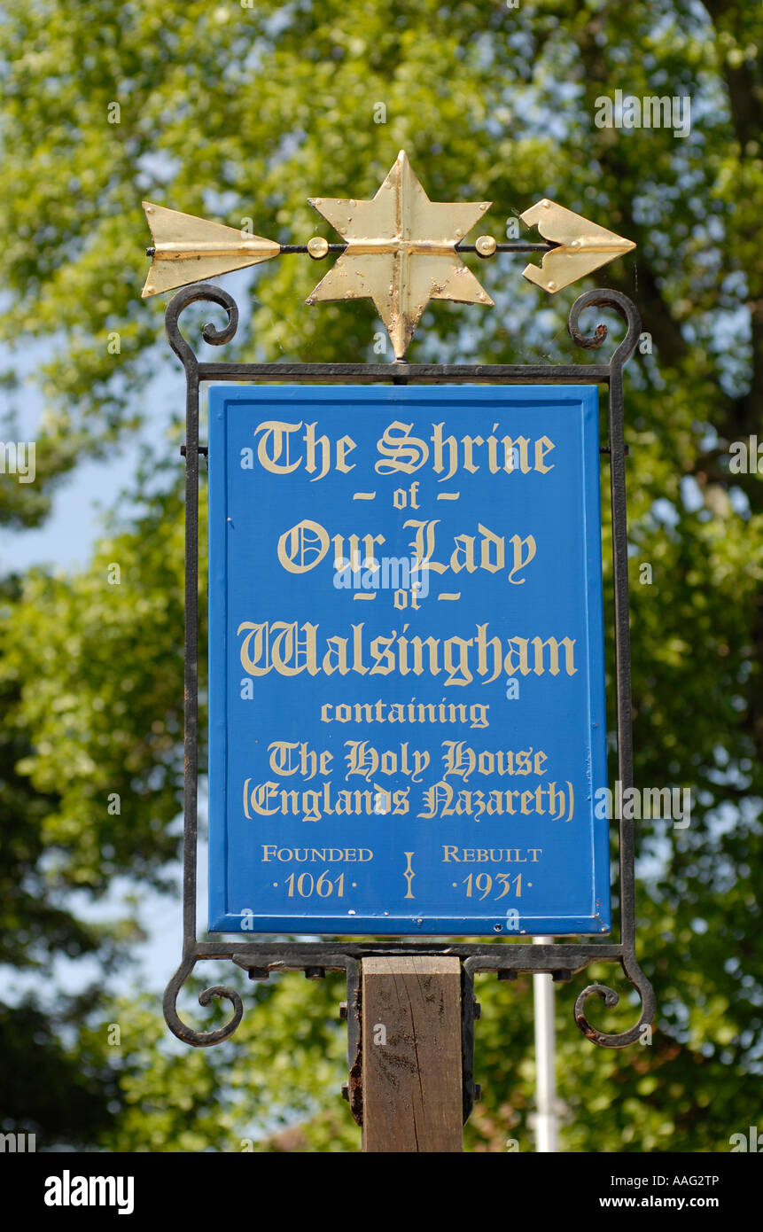 Anglicani Santuario di Nostra Signora di Walsingham segno poco Walsingham High Street Norfolk England Regno Unito Foto Stock
