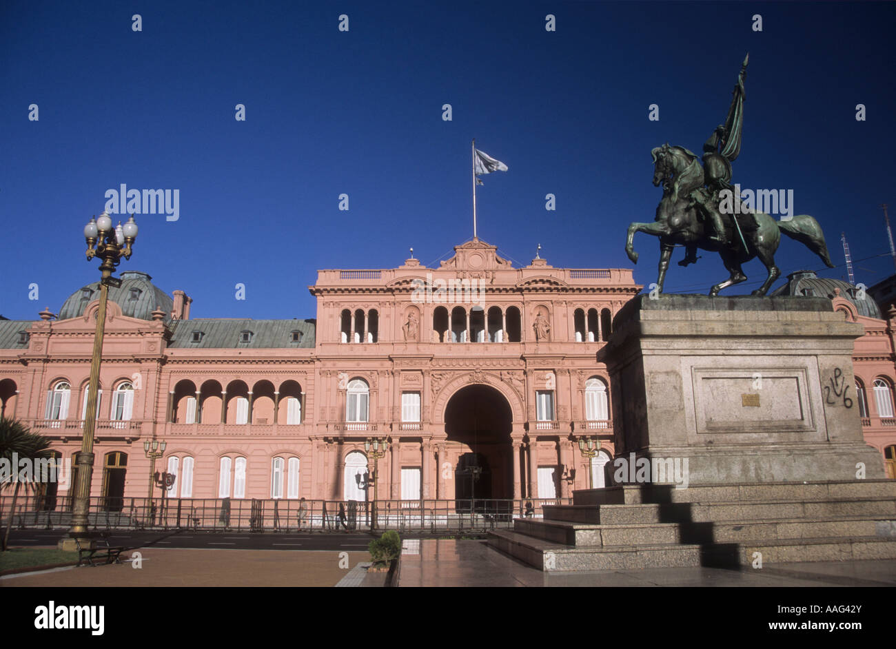 Casa Rosada e statua della guerra d'indipendenza, il generale Manuel Belgrano (che disegnò la bandiera argentina), Plaza de Mayo, Buenos Aires, Argentina Foto Stock
