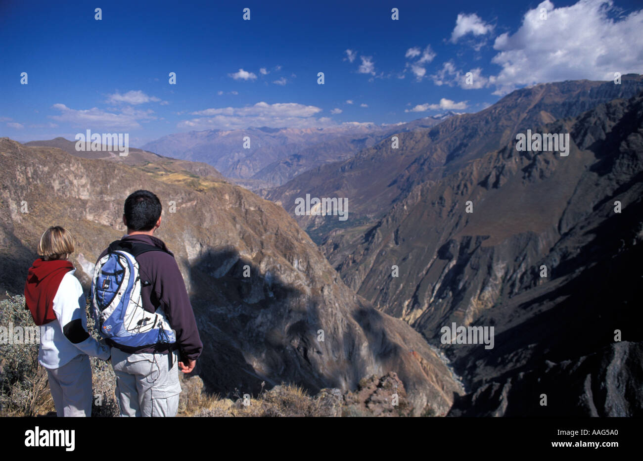 Giovani viaggiatori che si affaccia sul Canyon del Colca vicino al punto di osservazione per guardare condor Perù meridionale America S Foto Stock