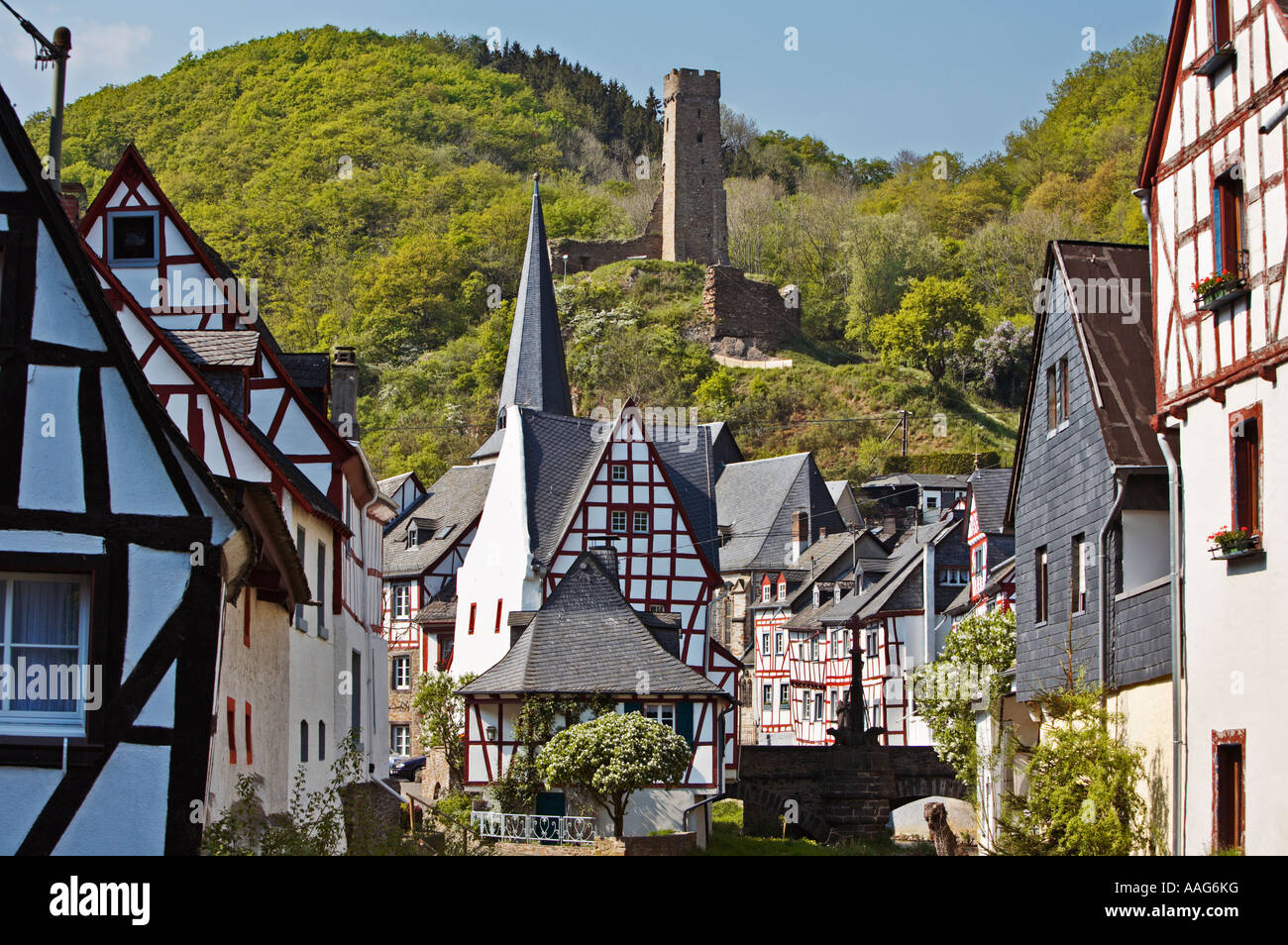 Vecchio villaggio di Monreal con Castello Resch sopra, regione Eifel, Germania, Europa Foto Stock