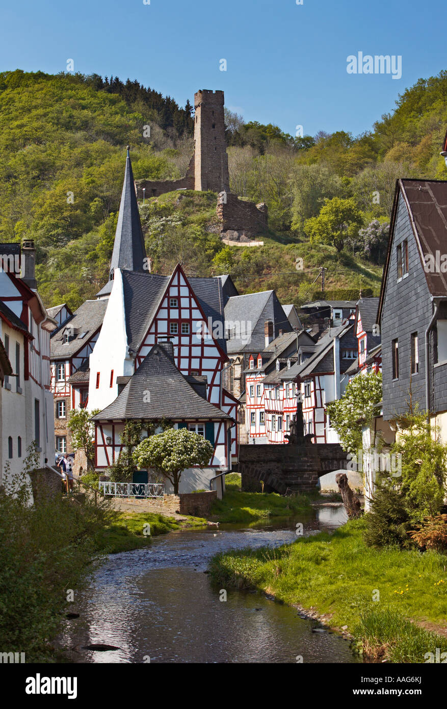 Monreal Village e il fiume Elz con Castello Resch rovine sopra, Mayen-Koblenz, Renania, Germania Foto Stock