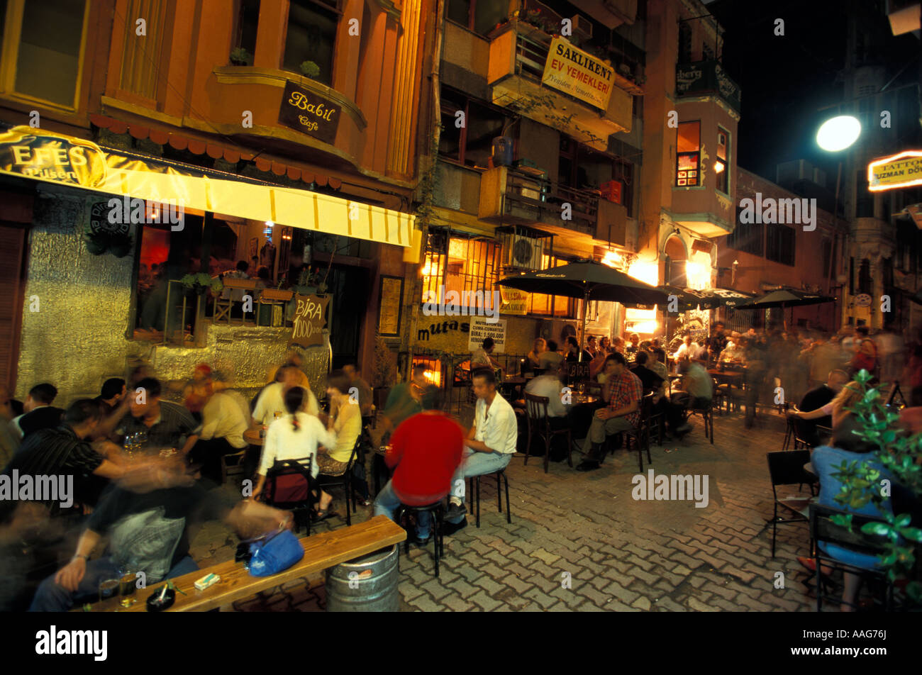 I giovani seduti in aria aperta area di diversi bar Beyoglu Istanbul Istanbul Turchia Foto Stock