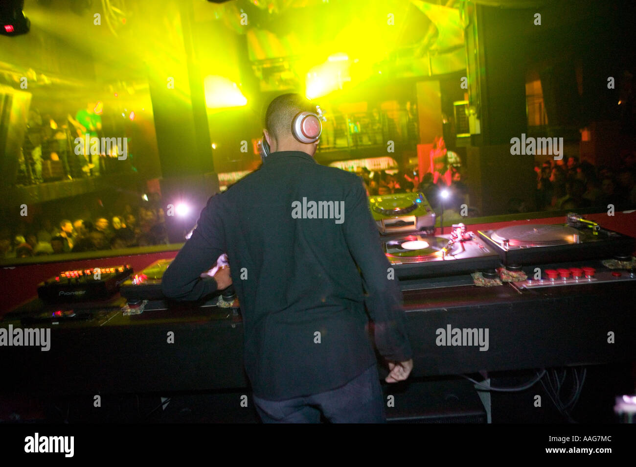 Un DJ suona in una New York City Night club USA Aprile 2006 Foto Stock