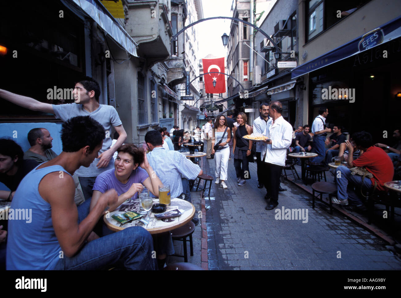 I giovani in un bar e street cafe Beyoglu Istanbul Istanbul Turchia Foto Stock