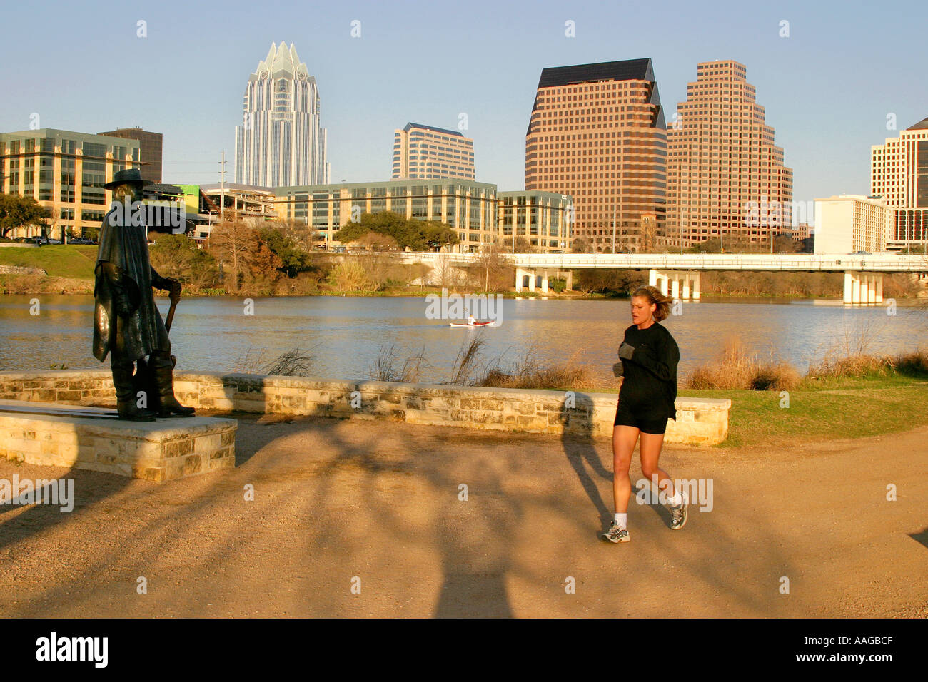 Austin skyline della città sul lago di Austin in Texas con Stevie Ray Vaughan Memorial statua e jogging Foto Stock