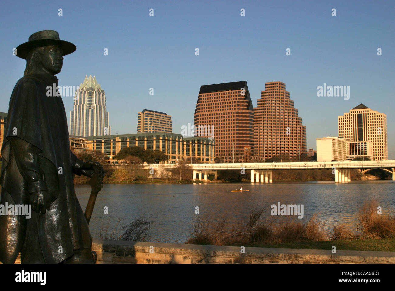 Austin skyline della città sul lago di Austin in Texas con Stevie Ray Vaughan statua commemorativa Foto Stock