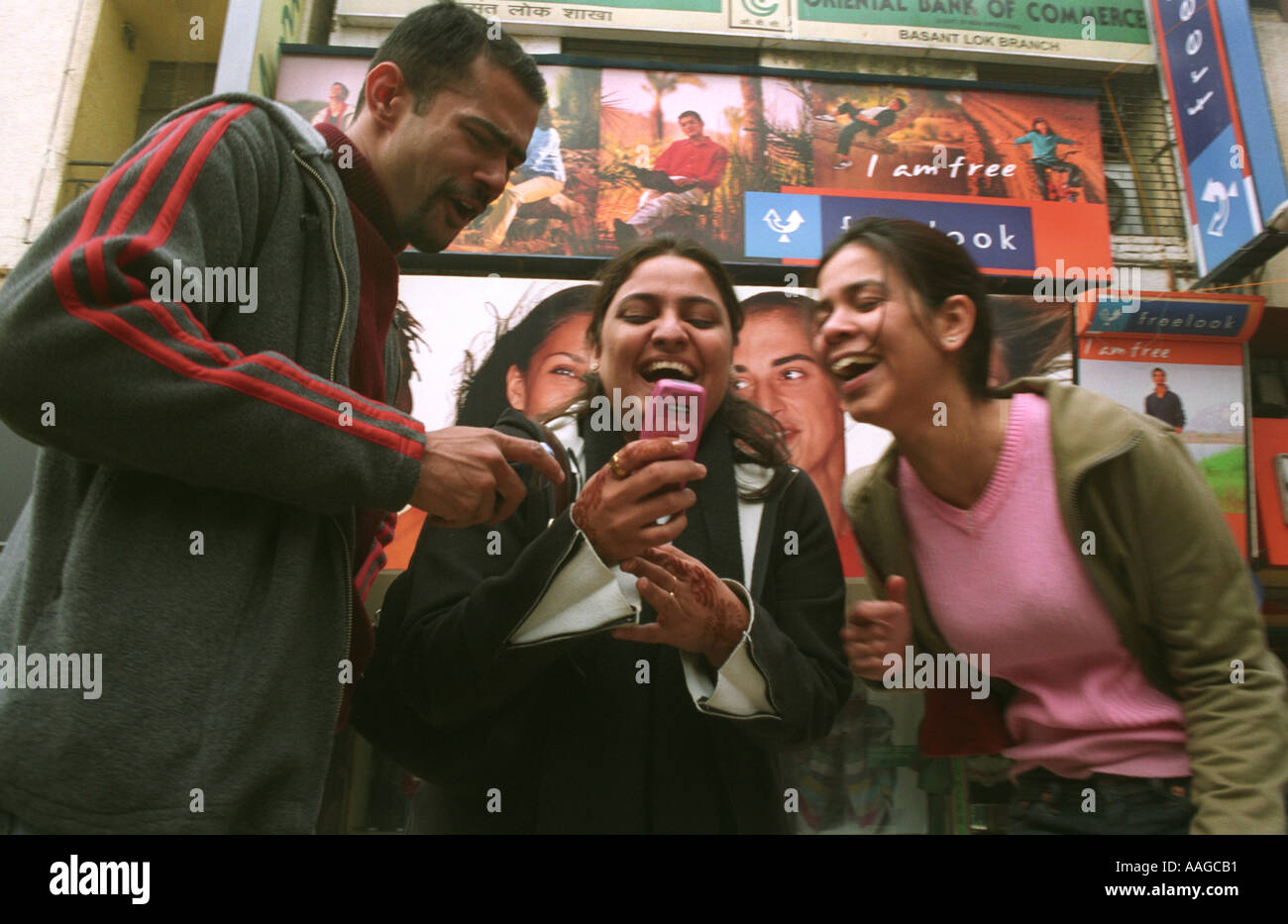 I giovani a condividere le loro SMS Barzellette Delhi India Foto Stock