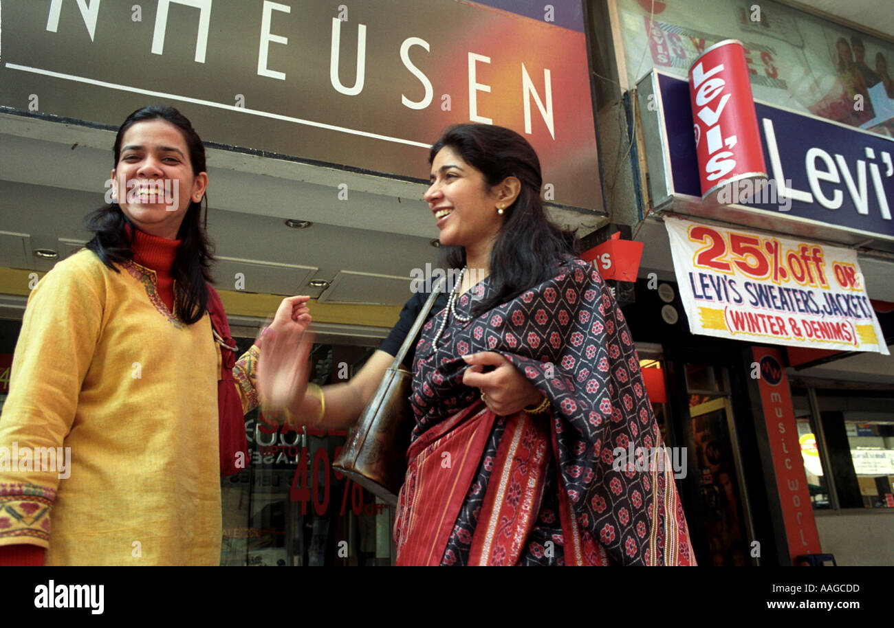 Le donne in un centro commerciale di Delhi India Foto Stock