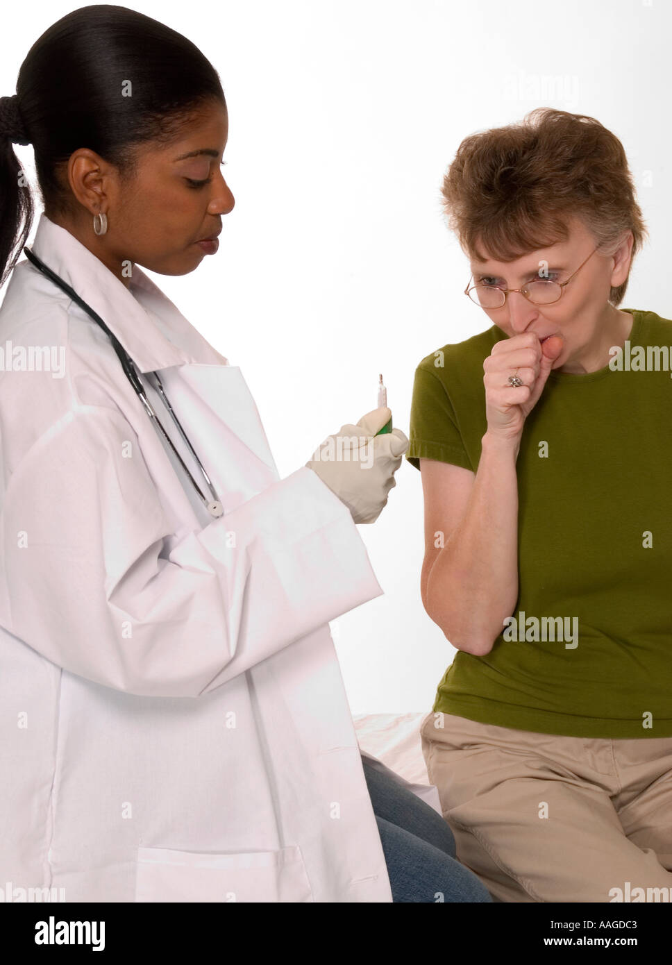 Healthcare worker esamina starnuti paziente femmina USA Foto Stock