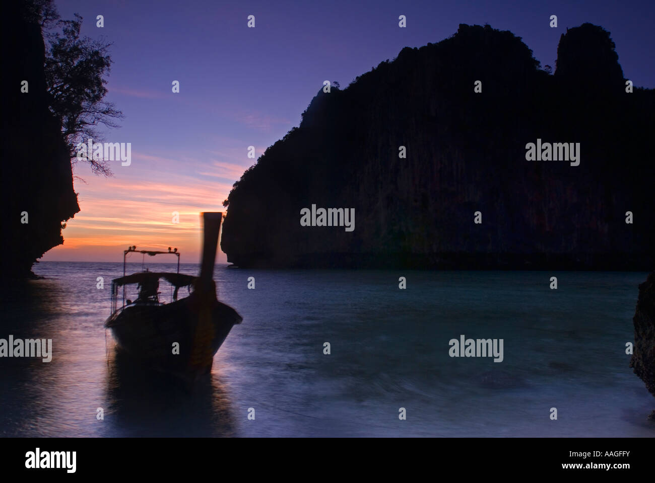 Longtail Boat in laguna Pilah Kho Phi Phi Leh isola provincia di Krabi Mare delle Andamane Thailandia del sud-est asiatico Foto Stock