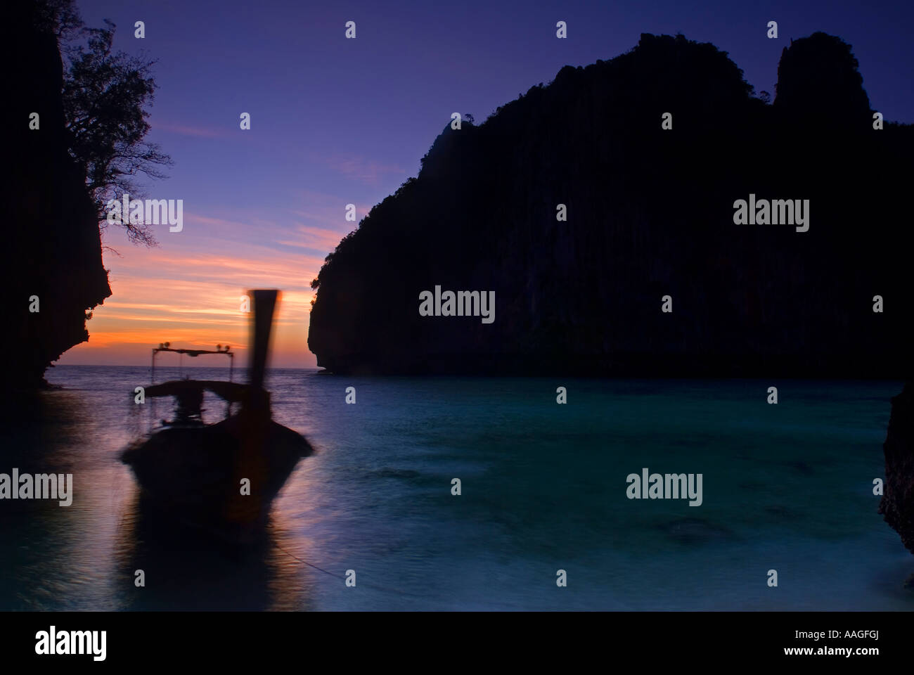 Longtail Boat in laguna Pilah Kho Phi Phi Leh Isola della Thailandia del sud-est asiatico Foto Stock
