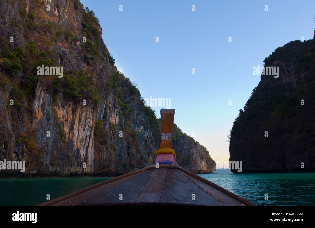 Longtail Boat in laguna Pilah Kho Phi Phi Leh Isola della Thailandia del sud-est asiatico Foto Stock