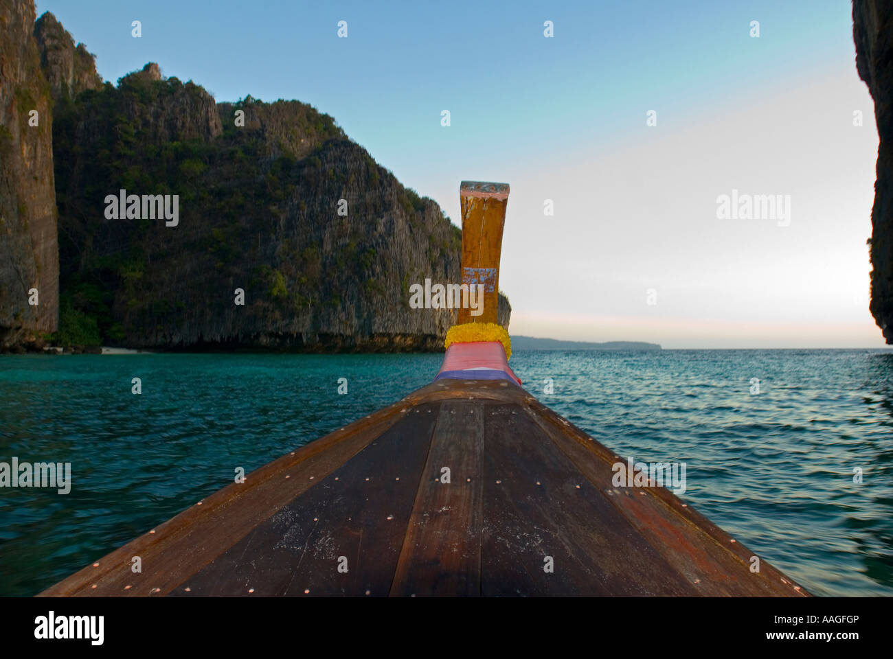 Longtail Boat in laguna Pilah Kho Phi Phi Leh Isola della Thailandia del sud-est asiatico Foto Stock