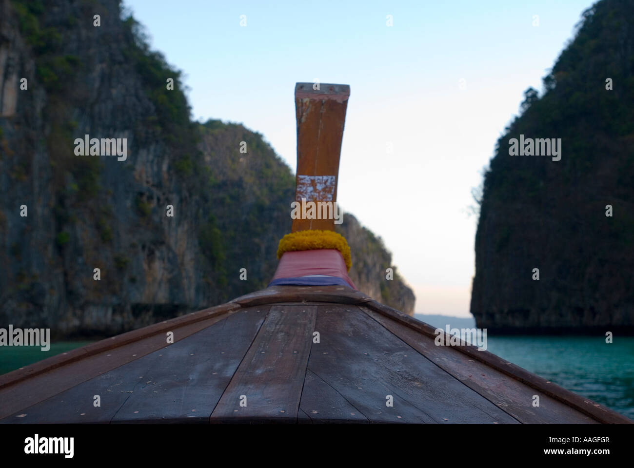 Longtail Boat in laguna Pilah Kho Phi Phi Leh Isola della Thailandia del sud-est asiatico Foto Stock