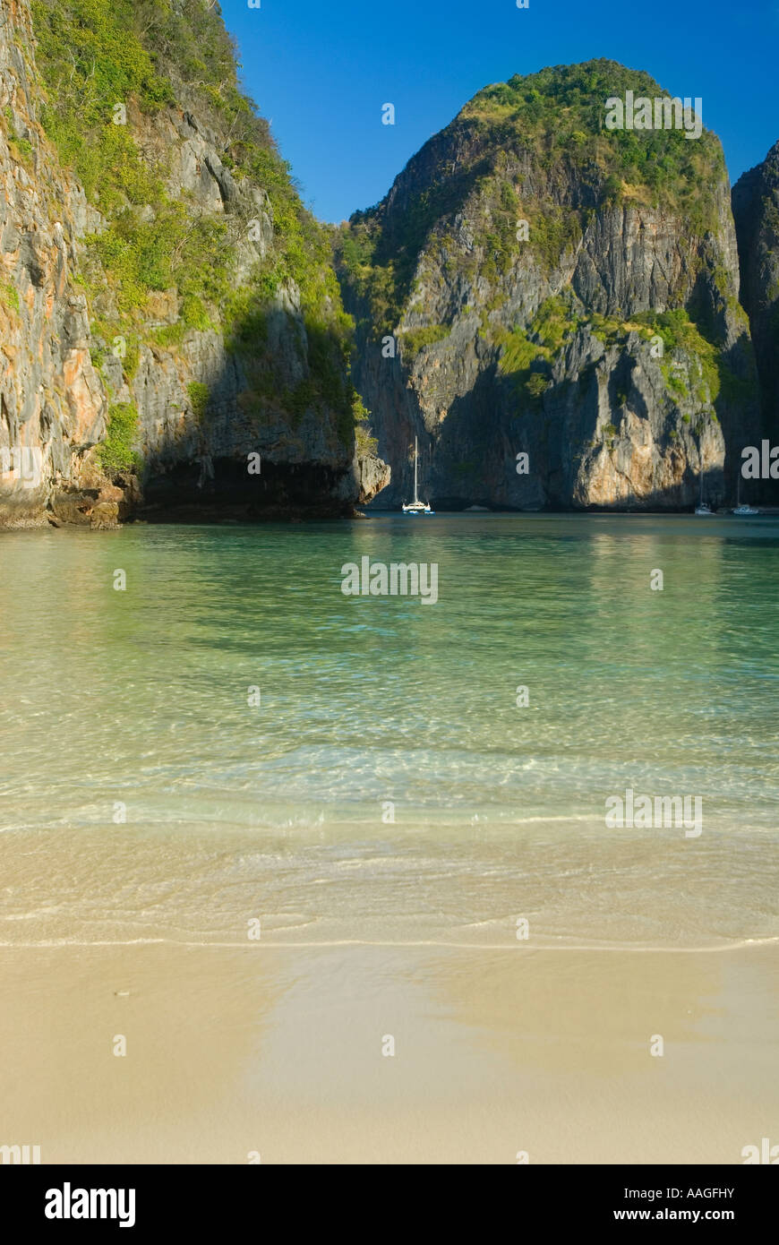 La spiaggia Maya Bay Kho Phi Phi Leh isola provincia di Krabi Mare delle Andamane Thailandia del sud-est asiatico Foto Stock