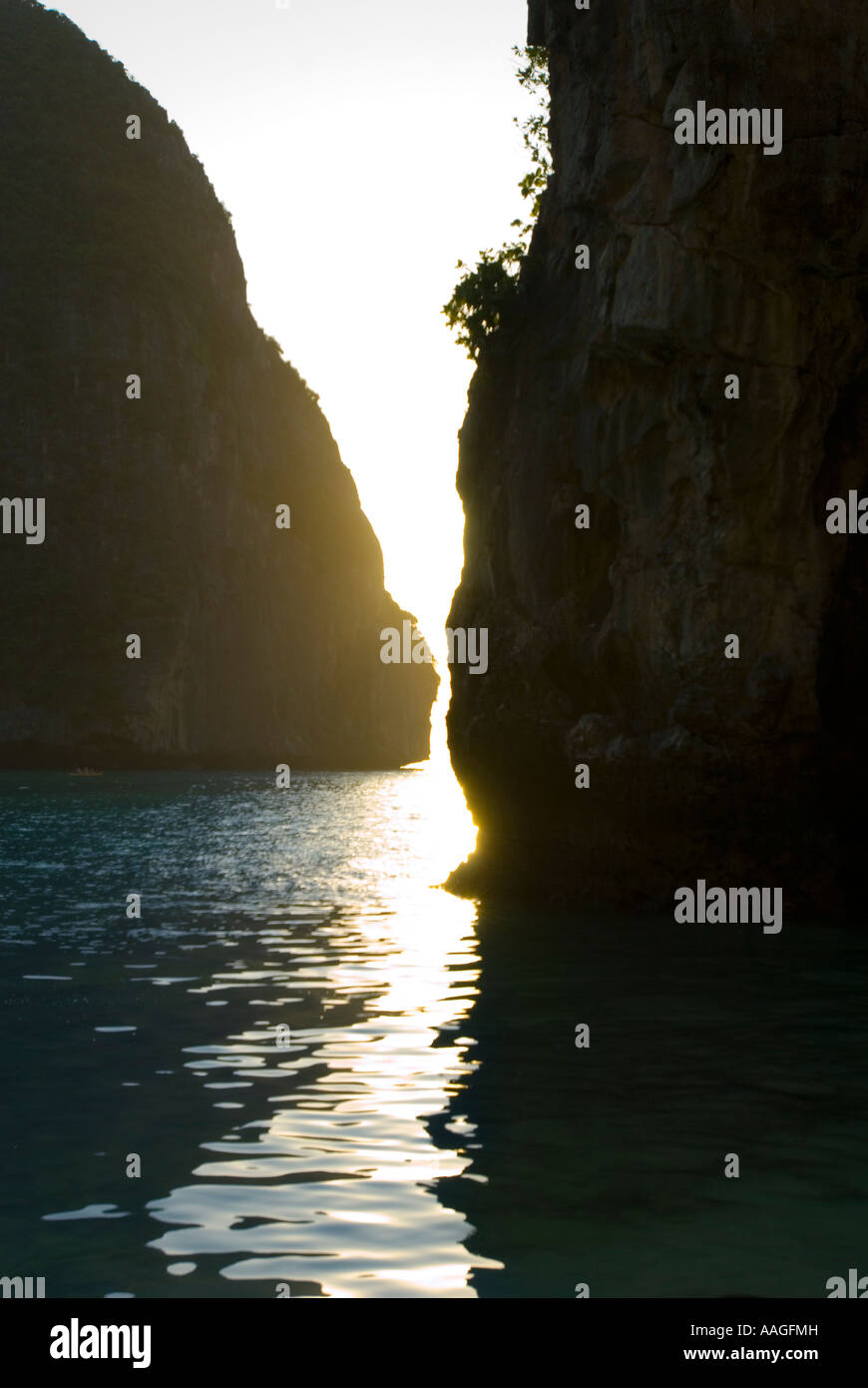 Maya Bay Kho Phi Phi Leh Isola della Thailandia del sud-est asiatico Foto Stock