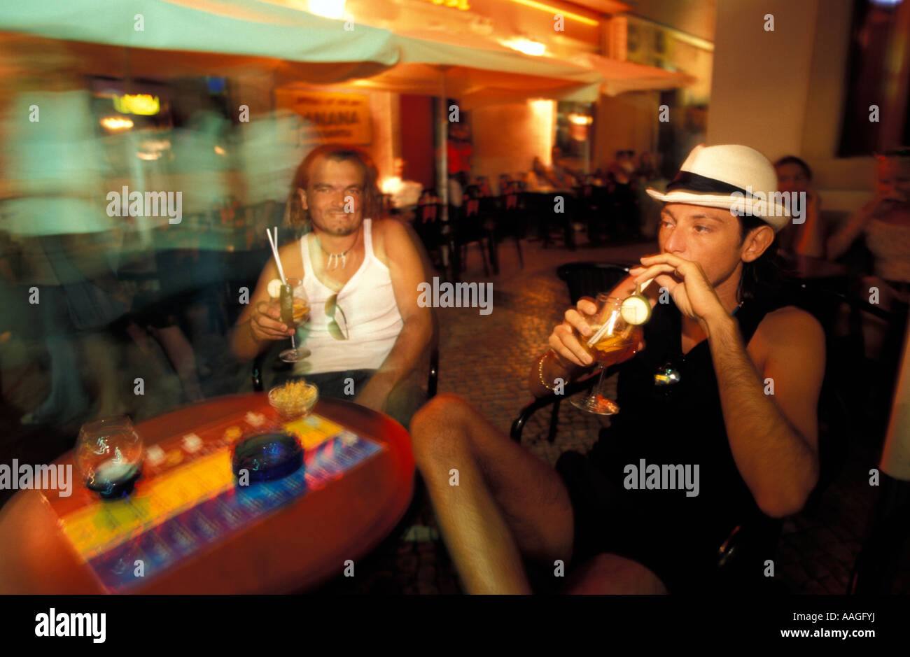 Due uomini godendo bevande nell' area esterna di un bar Albufeira Algarve Portogallo Foto Stock