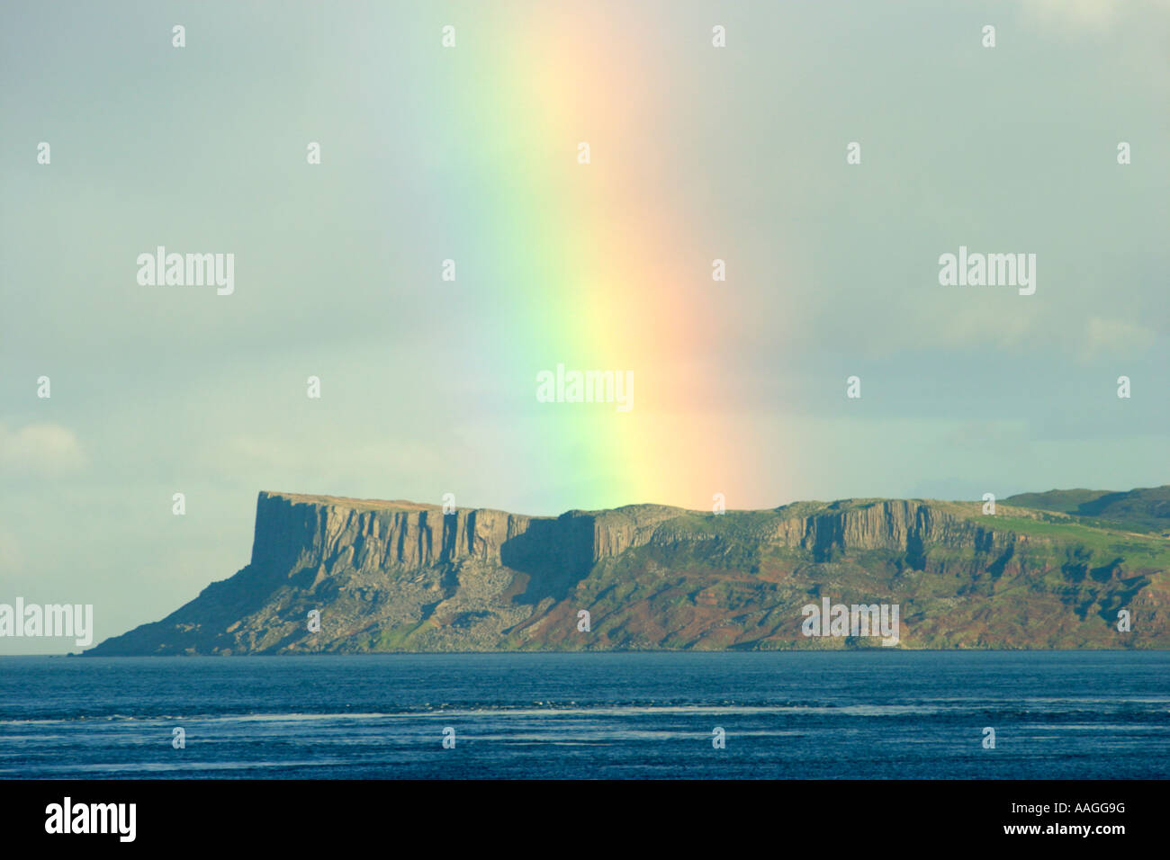 Le scogliere di Fair Head nella contea di Antrim in Irlanda del Nord con un arcobaleno sopra Foto Stock