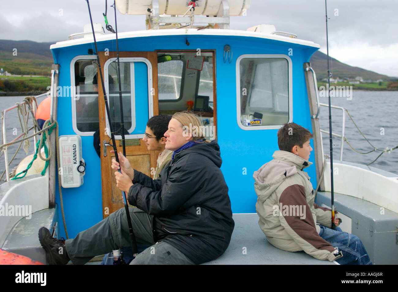 Una madre e i suoi due figli su un viaggio di pesca in barca off i campionati Sleave nella Contea di Donegal in Irlanda Foto Stock