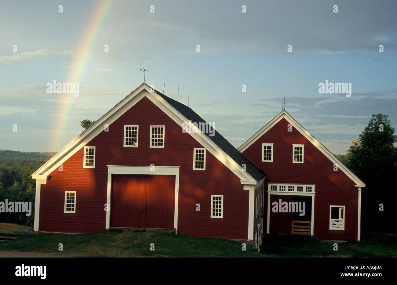 Nuovo Gloucester me un arcobaleno sorge da dietro il fienile a Sabbathday Lake Shaker Village Foto Stock