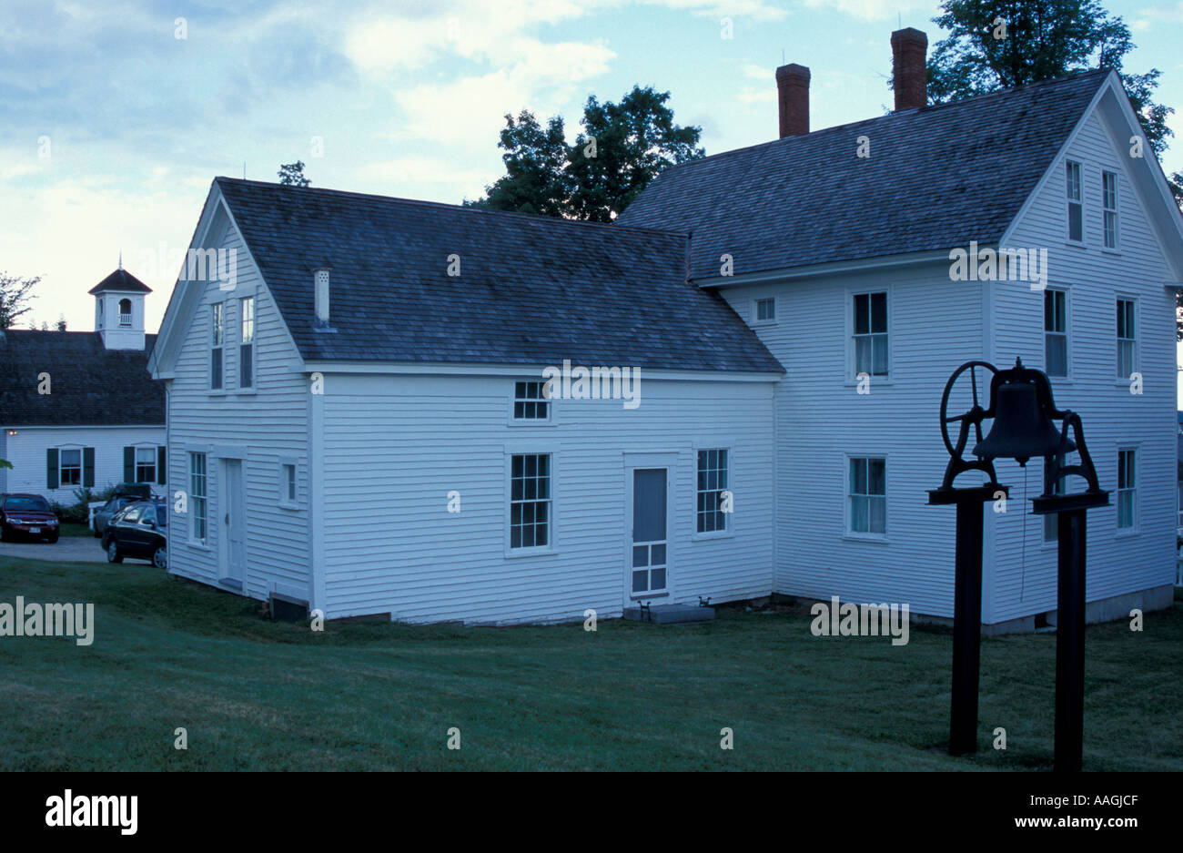 Nuovo Gloucester me la campana dietro il Meetinghouse a Sabbathday Lake Shaker Village Foto Stock