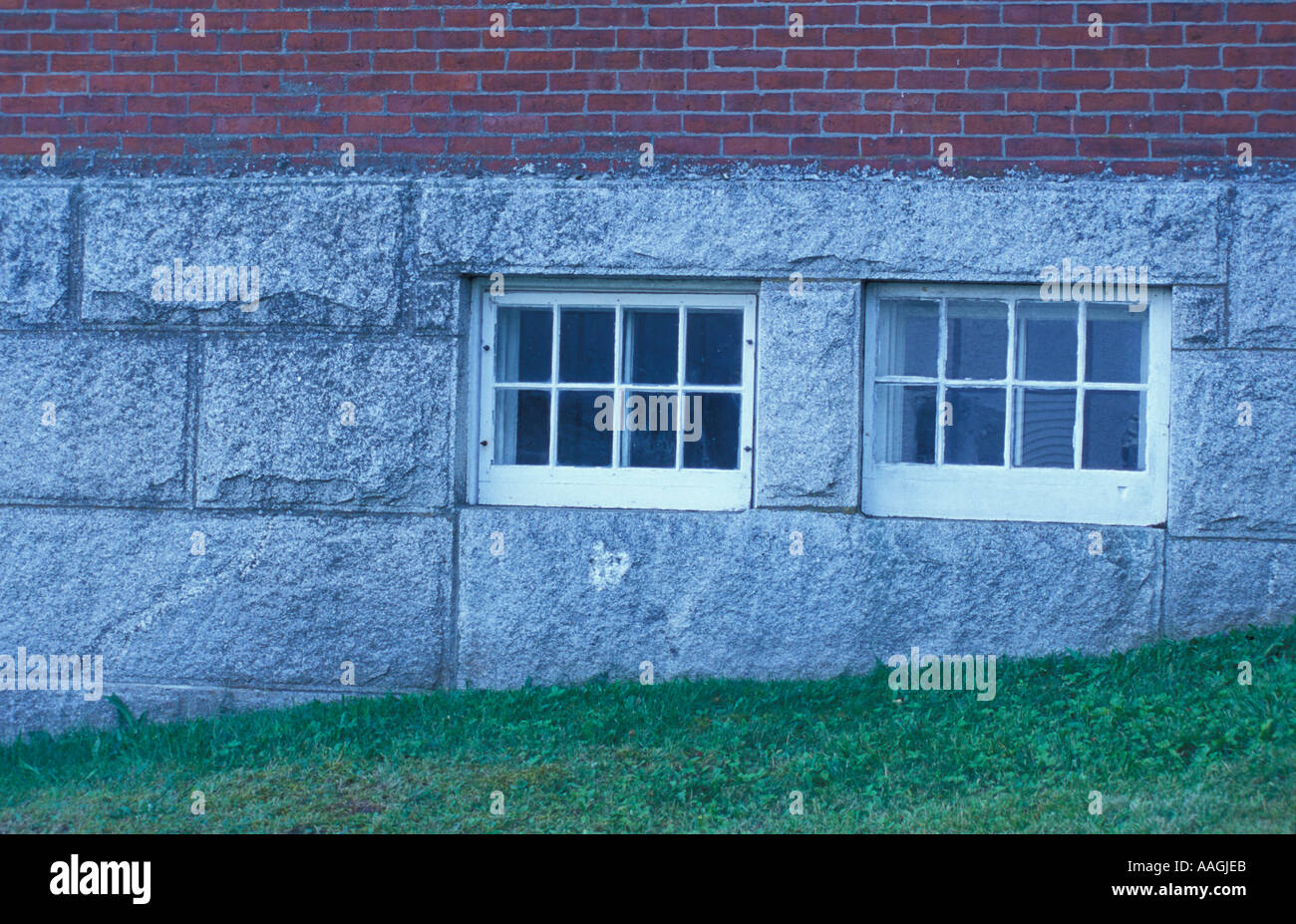 Nuovo Gloucester ME Windows in pietra di fondazione della casa di abitazione a Sabbathday Lake Shaker Village Foto Stock