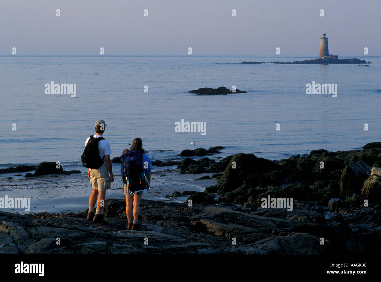 Kittery ME una famiglia gode di paesaggi costieri a Fort Foster stato parco Whaleback luce Foto Stock