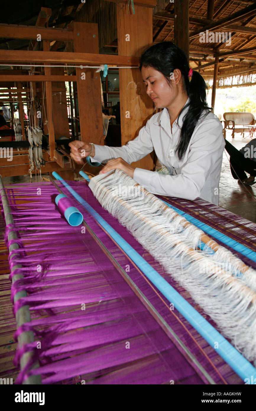 La tessitura della seta village Phnom Penh Cambogia Foto Stock