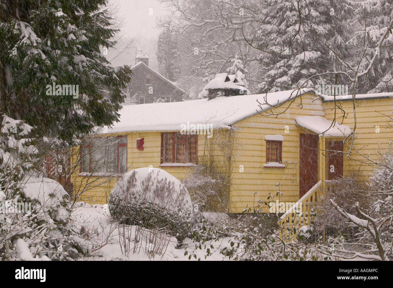 Una casa a ponte Skelwyth in pesante inverno neve, Lake District, REGNO UNITO Foto Stock