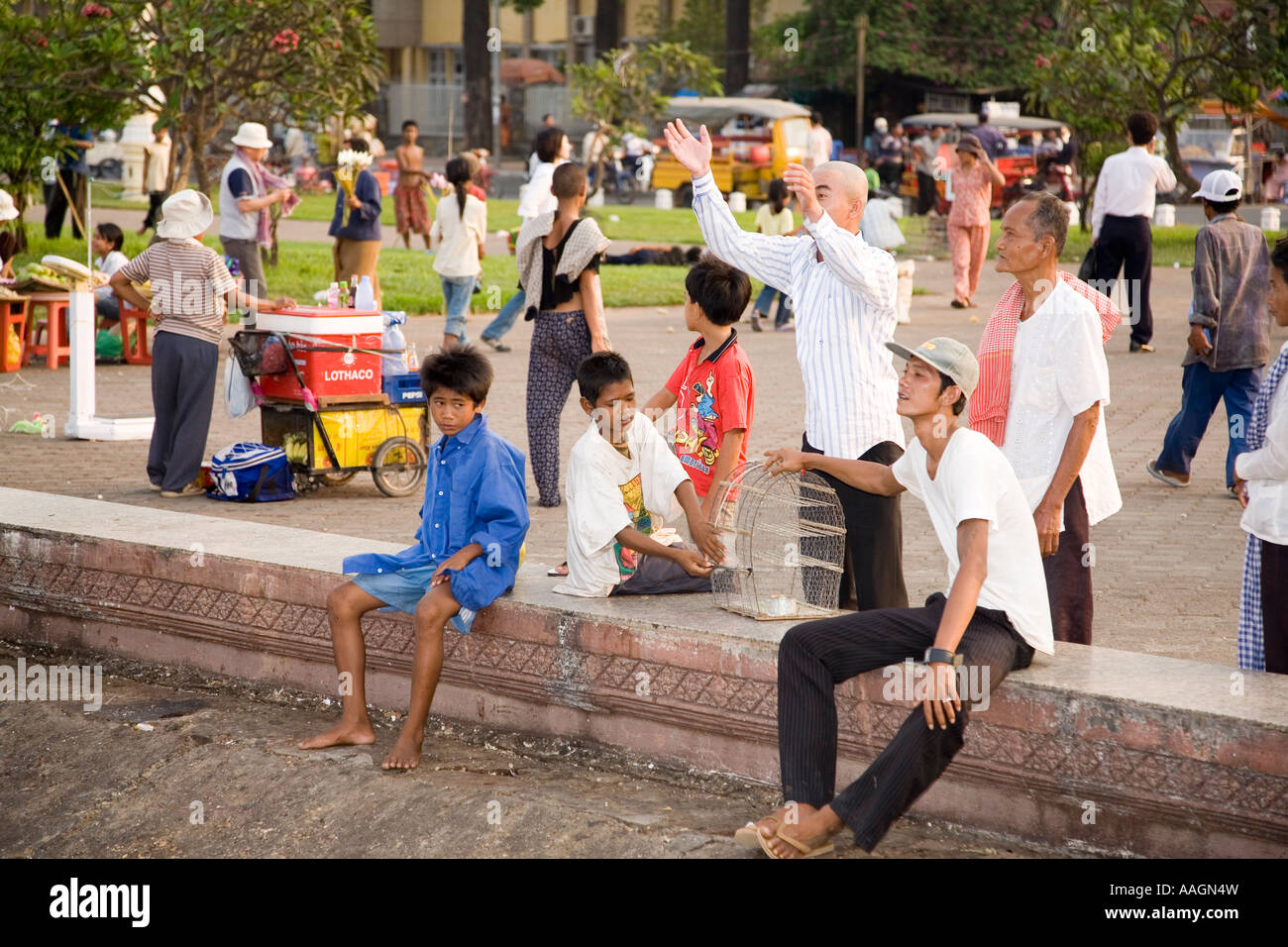 Il rilascio di uccelli Promenade Phnom Penh Cambogia Foto Stock