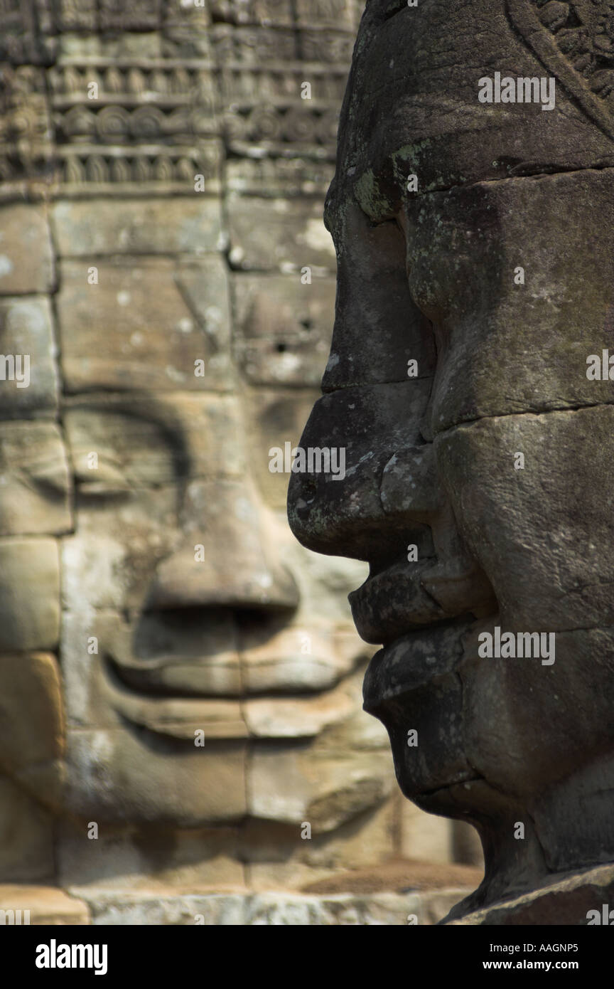 Cambogia Siem Reap provincia templi di Angkor parco archeologico Ta Prohm tempio statuaria in pietra di volti umani Foto Stock