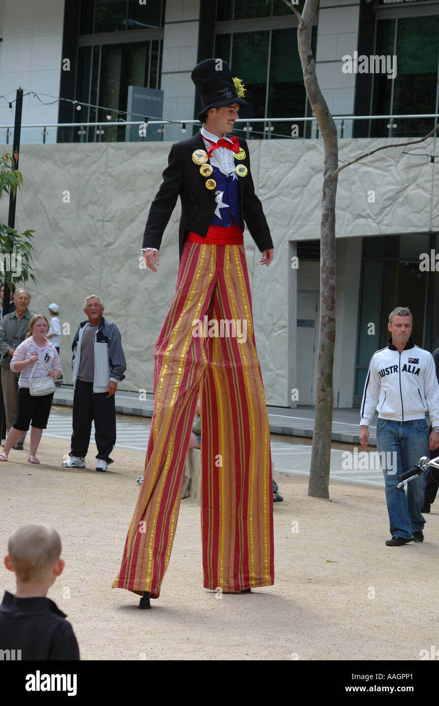 Uomo sui trampoli Foto Stock