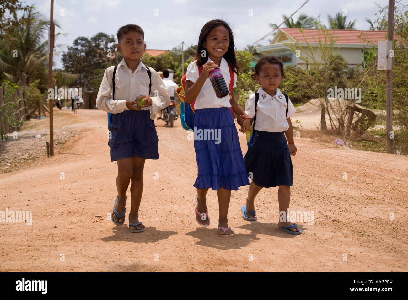 Scolari strada rurale Takmao Phnom Penh Cambogia Foto Stock