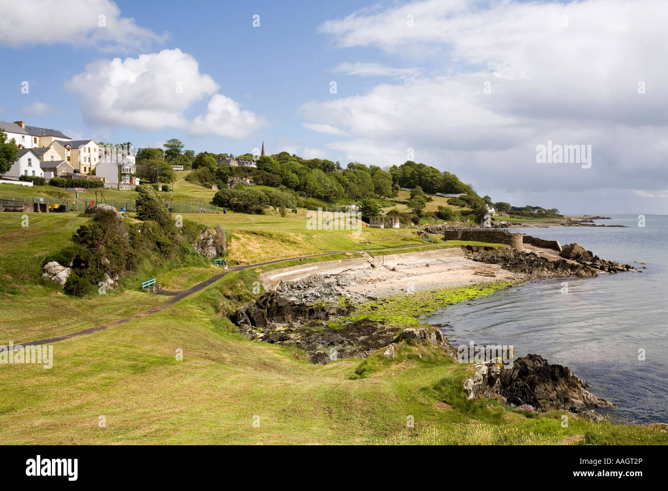 L'Irlanda County Donegal Penisola di Inishowen Moville verde e Lough Foyle litorale Foto Stock