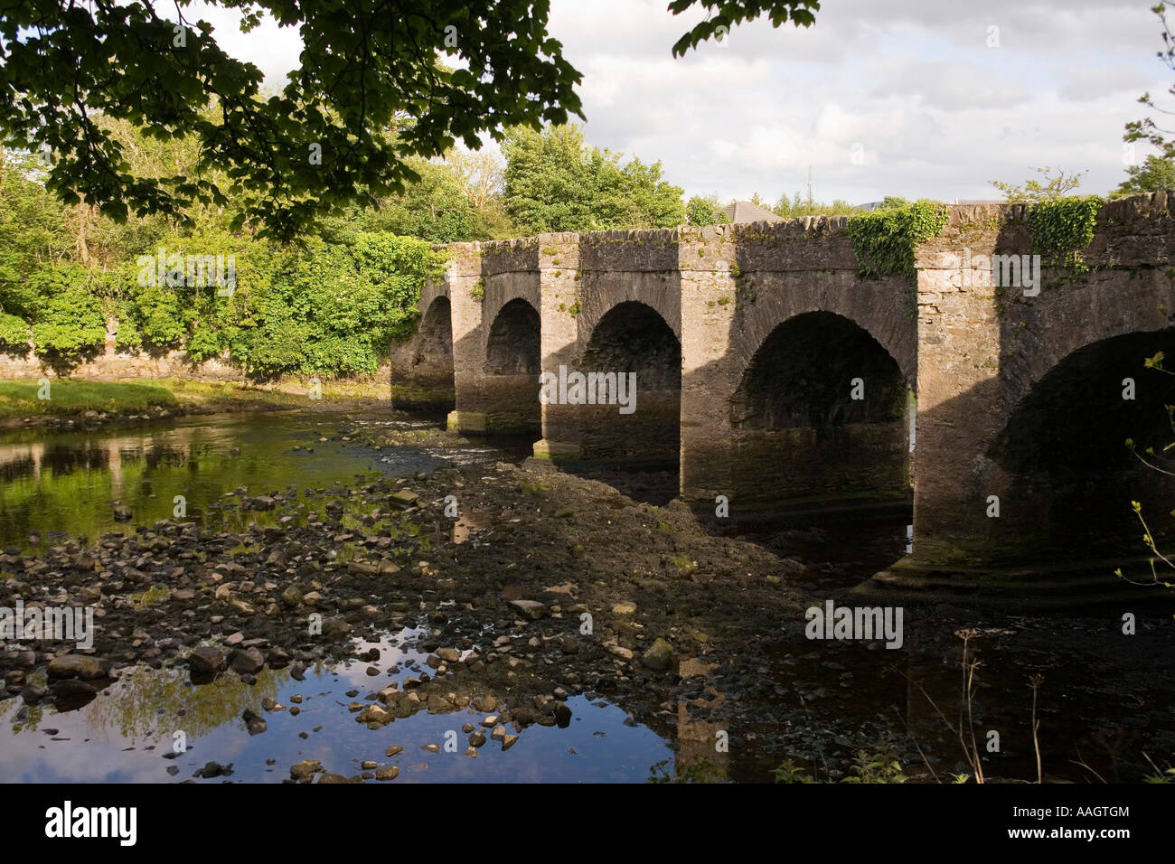 L'Irlanda County Donegal Penisola di Inishowen Buncrana antico ponte in pietra a Buncrana Castle Foto Stock