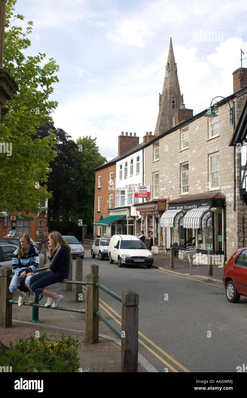 St Peters Square con negozi e chiesa guglia Ruthun Ruthin Clwyd Denbighshire north Wales UK Foto Stock