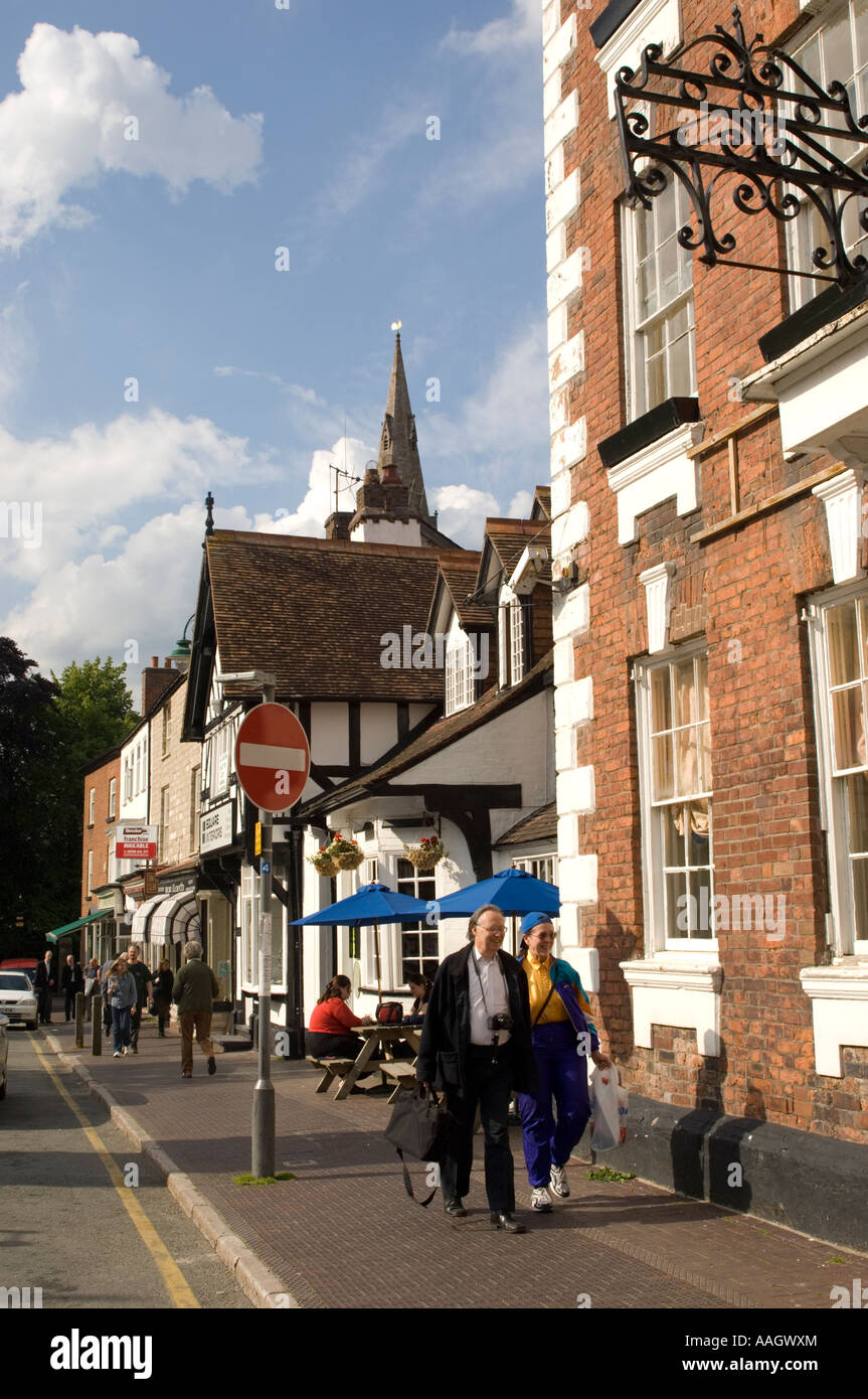 Myddleton Arms Hotel e negozi St Peters Square Ruthun Bathgate Clwyd Galles del nord Foto Stock