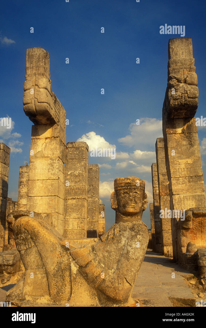 Yucatan Messico Chichen Itza Statua di Chacón Mool Tempio dei Guerrieri Foto Stock